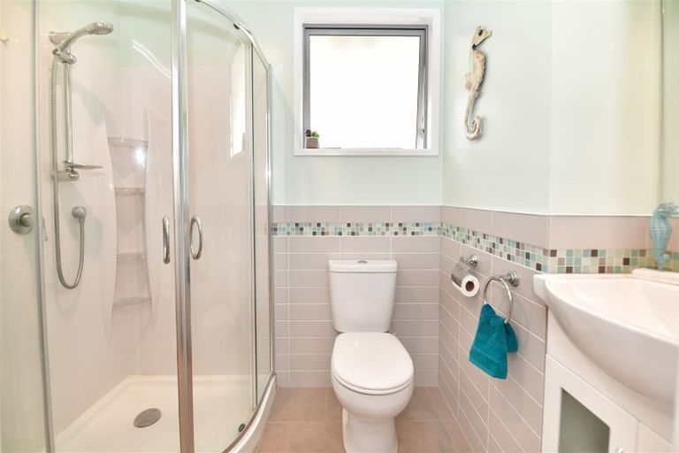 Photo of property in 12 Tawhana Crescent, Red Beach, 0932