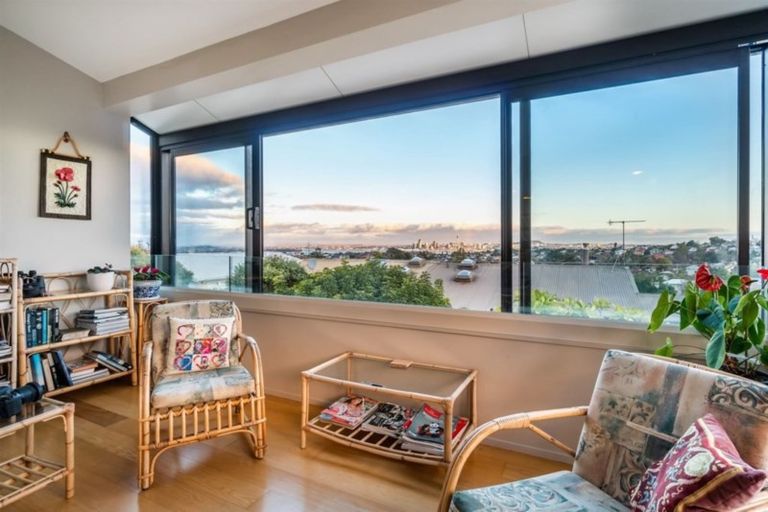 Photo of property in 4/8 City View Terrace, Birkenhead, Auckland, 0626