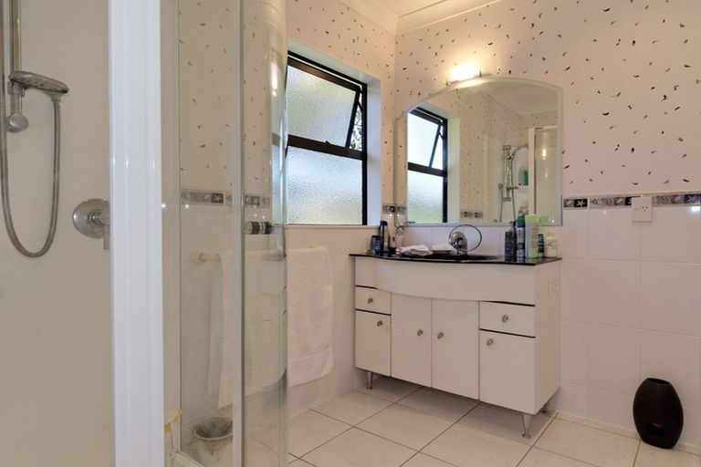 Photo of property in 12 Greenwoods Close, Titirangi, Auckland, 0604