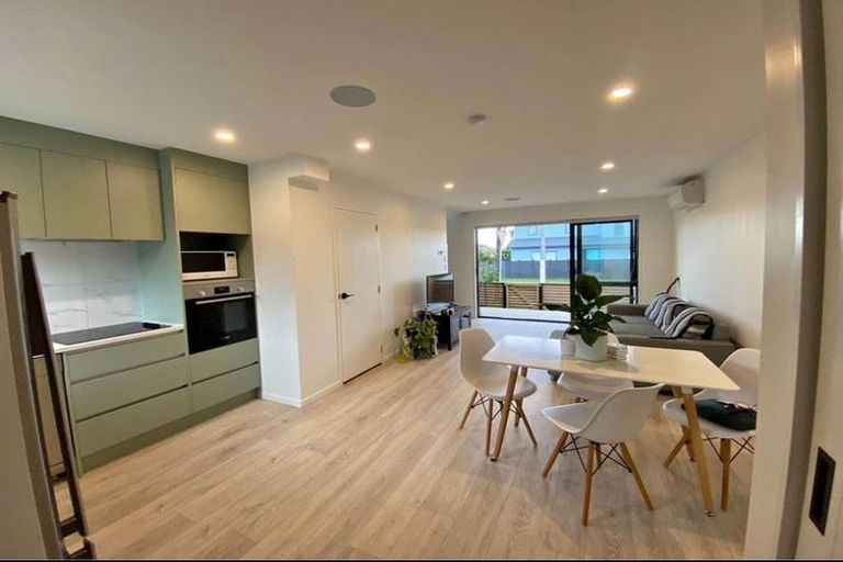Photo of property in 2/103 Flanshaw Road, Te Atatu South, Auckland, 0610