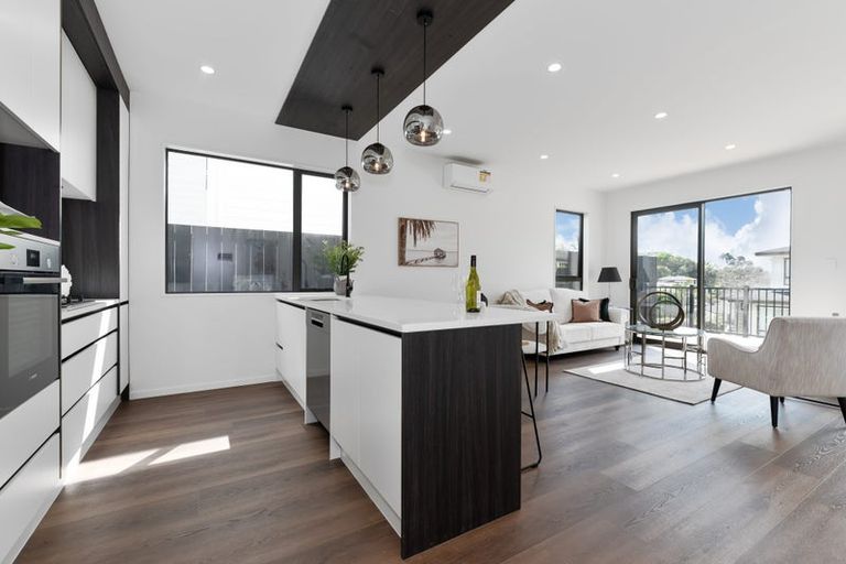 Photo of property in 1a Adelie Place, Murrays Bay, Auckland, 0630