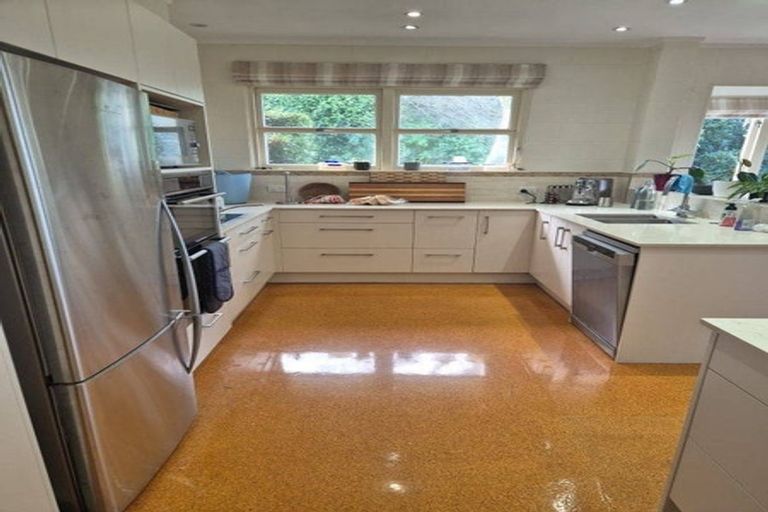Photo of property in 547 Glenfield Road, Glenfield, Auckland, 0629