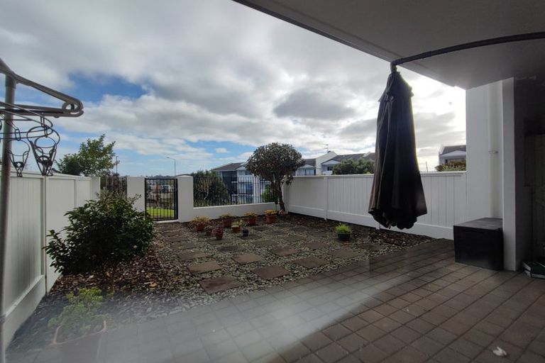 Photo of property in 3c/60 Masons Road, Oteha, Auckland, 0632