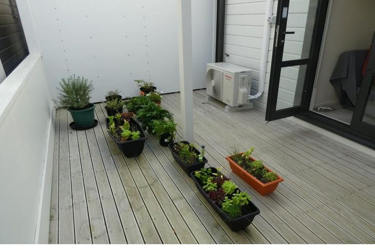 Photo of property in 2/240 The Terrace, Wellington Central, Wellington, 6011