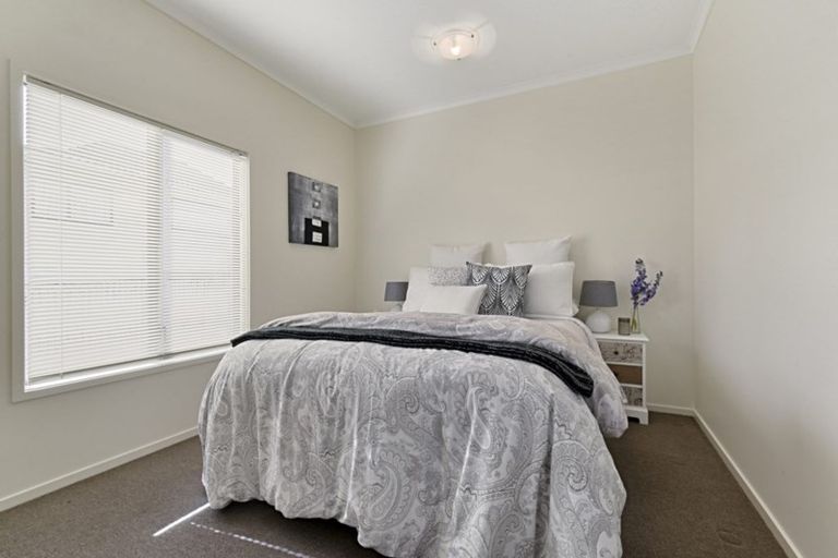 Photo of property in 14 Verdale Circle, Glen Eden, Auckland, 0602