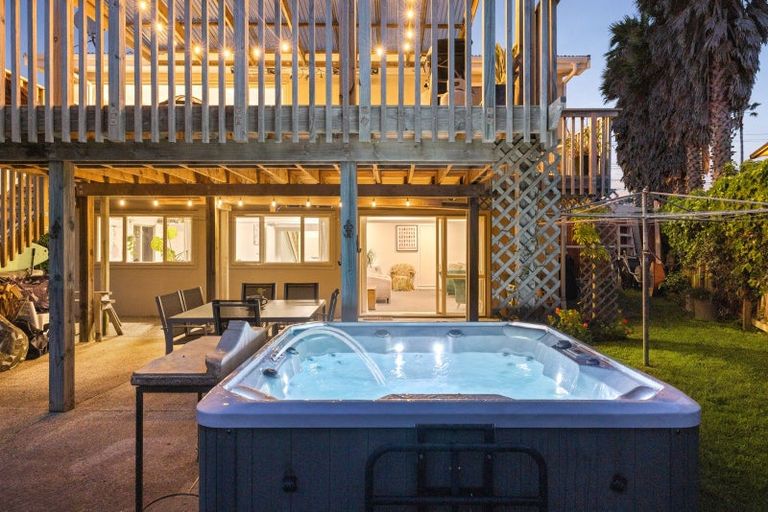 Photo of property in 1410 Whangaparaoa Road, Army Bay, Whangaparaoa, 0930