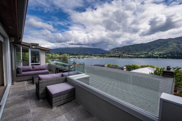 Photo of property in Lakeview Heights, 3/124 Lismore Street, Wanaka, 9305