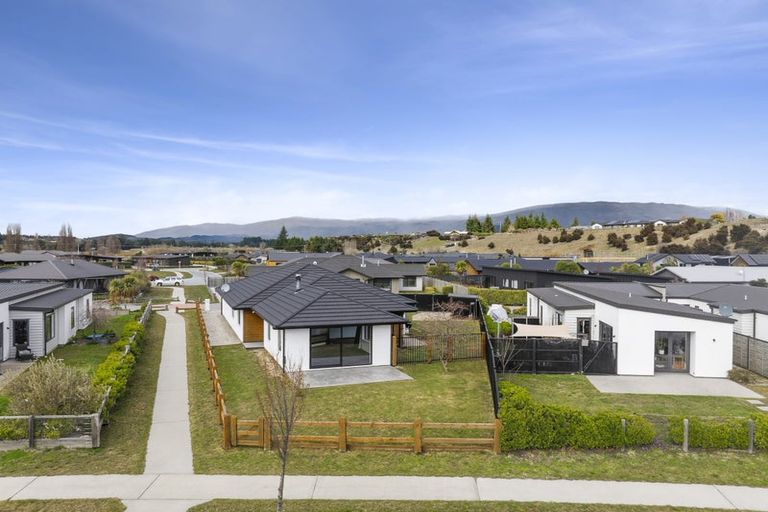 Photo of property in 40 Marbleleaf Lane, Albert Town, Wanaka, 9305