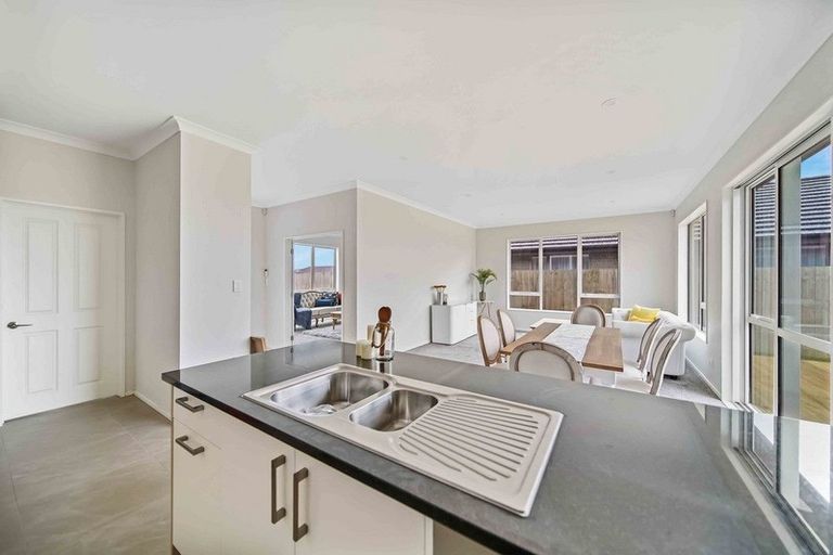 Photo of property in 10 Huahua Crescent, Papakura, 2110