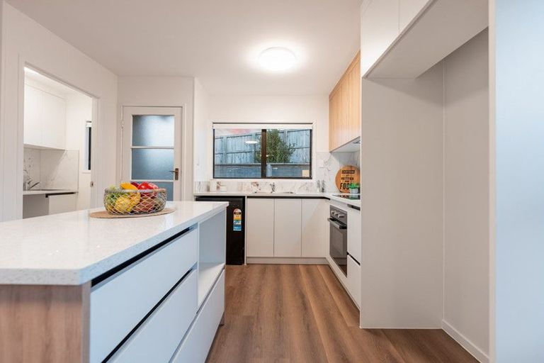 Photo of property in 2/17 Landsdale Place, Massey, Auckland, 0614