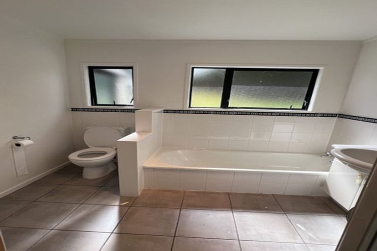 Photo of property in 28 Goodwood Drive, Goodwood Heights, Auckland, 2105
