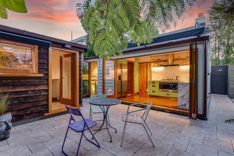 Photo of property in 404 Montreal Street, Christchurch Central, Christchurch, 8013