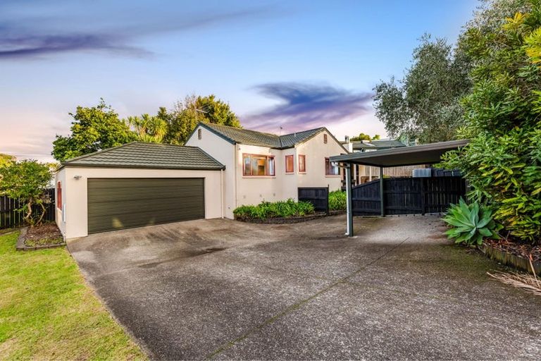 Photo of property in 9 Queen Natalie Place, Massey, Auckland, 0614