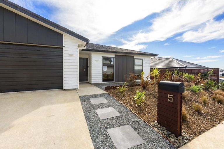 Photo of property in 5 Boeing Way, Newlands, Wellington, 6037