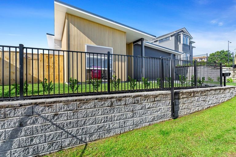 Photo of property in 23 Symes Drive, Red Beach, 0932