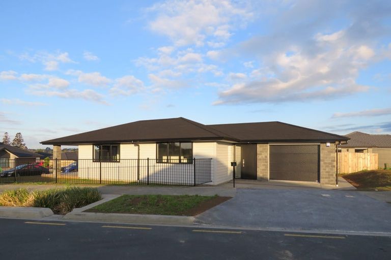 Photo of property in 2 Paapaka Way, Waiuku, 2123