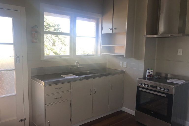 Photo of property in 3 Salford Street, Newlands, Wellington, 6037