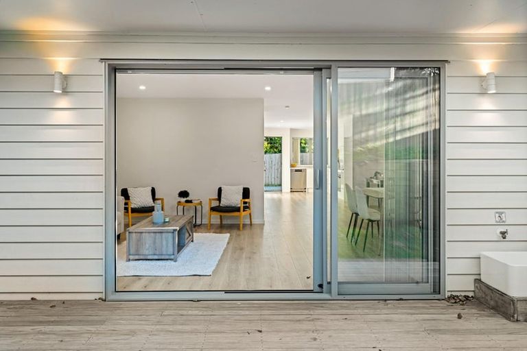 Photo of property in 6d Buisson Glade, West Harbour, Auckland, 0618