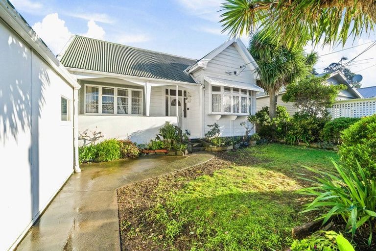 Photo of property in 68 Derwent Street, Island Bay, Wellington, 6023