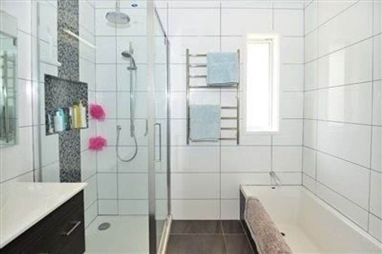 Photo of property in 17 Kathleen Street, Totara Vale, Auckland, 0627