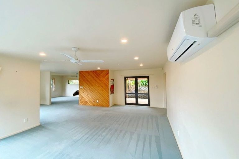 Photo of property in 12 Springwater Vale, Unsworth Heights, Auckland, 0632