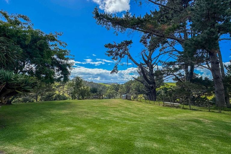 Photo of property in 2442 South Head Road, South Head, Helensville, 0874