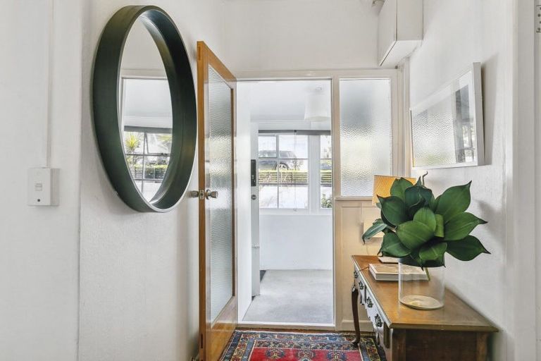 Photo of property in 281 Queens Drive, Lyall Bay, Wellington, 6022