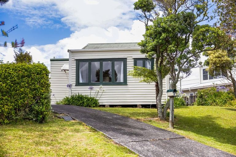 Photo of property in 92 Knights Road, Rothesay Bay, Auckland, 0630