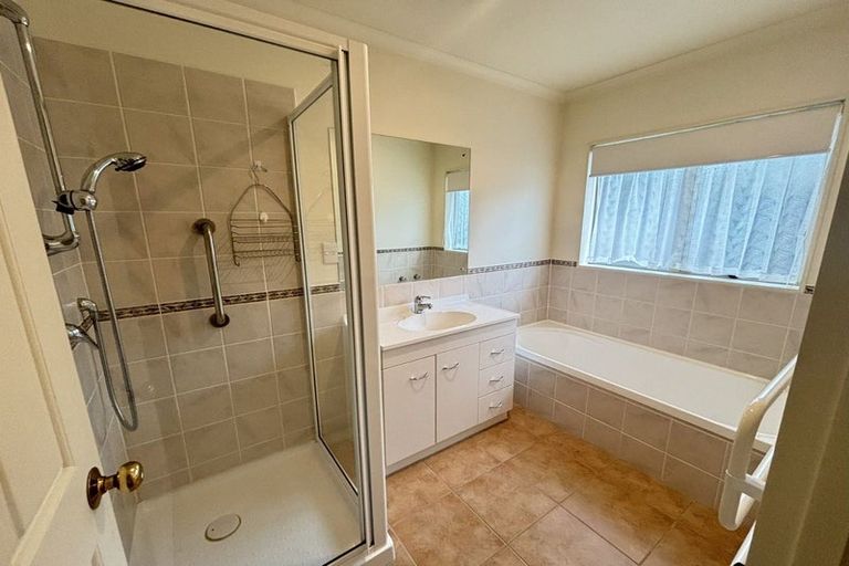 Photo of property in 8 Rosebay Rise, Henderson, Auckland, 0610