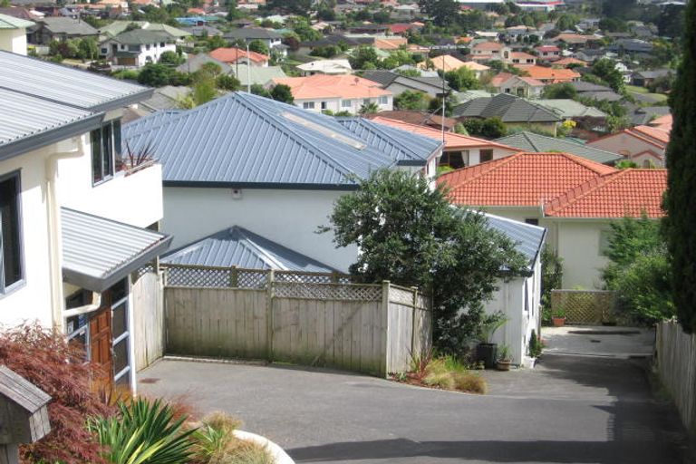 Photo of property in 1/16 Sunset Road, Unsworth Heights, Auckland, 0632