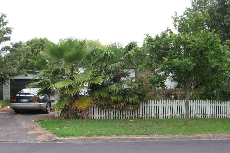 Photo of property in 1 Flaunty Place, West Harbour, Auckland, 0618