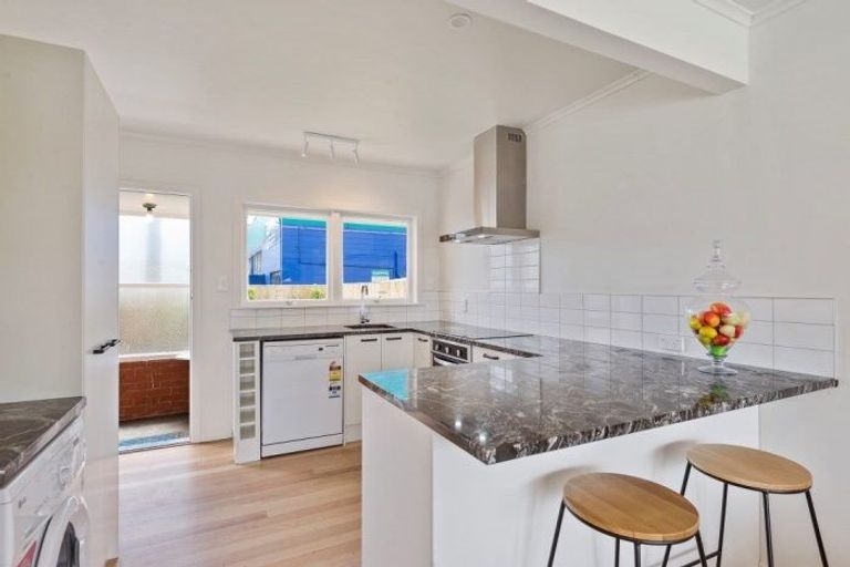 Photo of property in 2/35 Shakespeare Road, Milford, Auckland, 0620