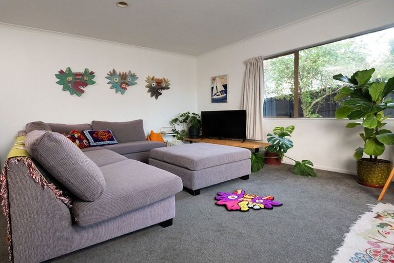 Photo of property in 25 Loughanure Place, Massey, Auckland, 0614