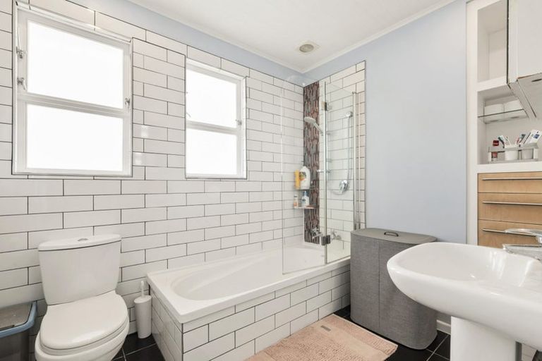 Photo of property in 23 Beazley Avenue, Paparangi, Wellington, 6037