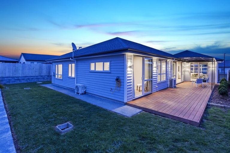 Photo of property in 17 Aporo Drive, Kumeu, 0810
