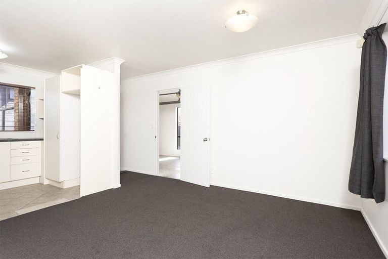Photo of property in 4 Cliff View Drive, Green Bay, Auckland, 0604