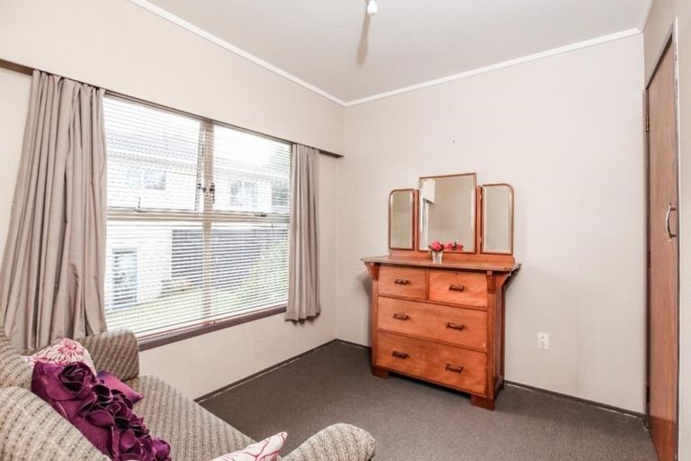 Photo of property in 2/51 Girrahween Drive, Totara Vale, Auckland, 0629