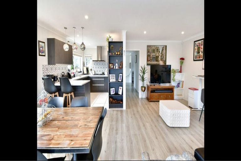 Photo of property in 780 East Coast Road, Oteha, Auckland, 0630