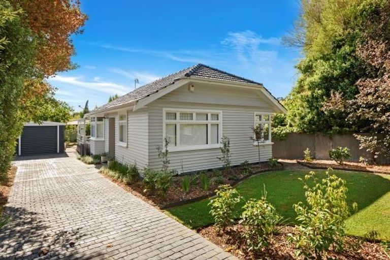 Photo of property in 215 Centaurus Road, Saint Martins, Christchurch, 8022