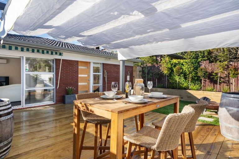 Photo of property in 2/9 Paruru Avenue, Northcote, Auckland, 0627