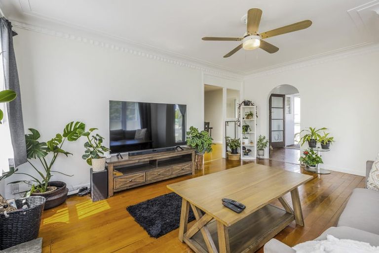 Photo of property in 35 Christmas Road, Manurewa, Auckland, 2102