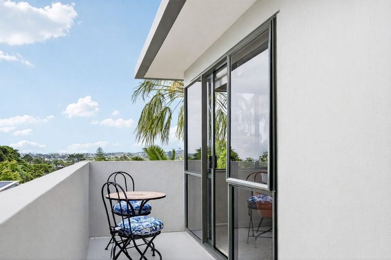 Photo of property in 1/70b Carlisle Road, Browns Bay, Auckland, 0632