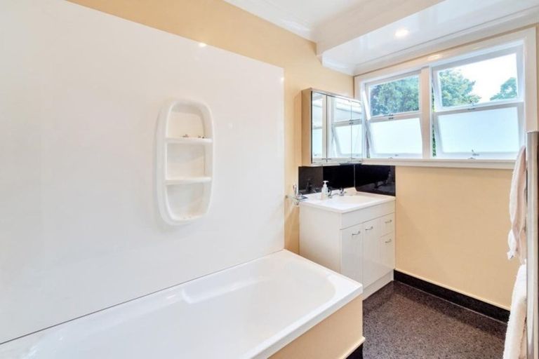 Photo of property in 52 Awaroa Road, Helensville, 0800