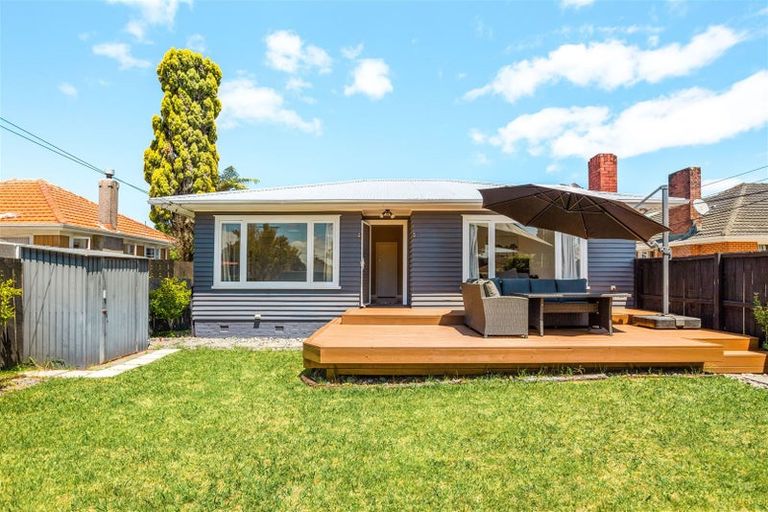 Photo of property in 16 Taikata Road, Te Atatu Peninsula, Auckland, 0610