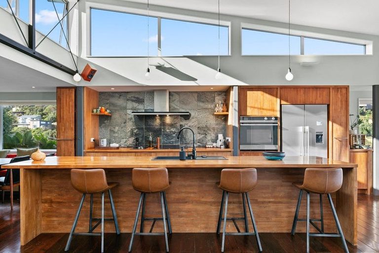 Photo of property in 10 Cave Road, Houghton Bay, Wellington, 6023