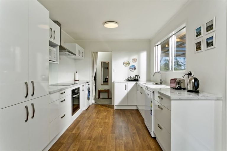 Photo of property in 2/52 Sunnynook Road, Sunnynook, Auckland, 0620