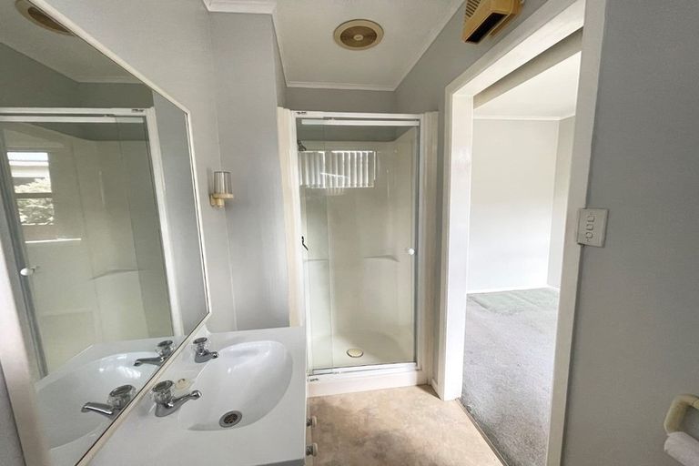 Photo of property in 90 Cliff View Drive, Green Bay, Auckland, 0604