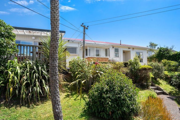 Photo of property in 70 Glanmire Road, Newlands, Wellington, 6037