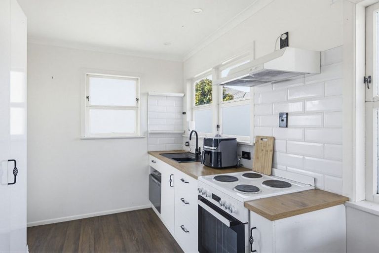 Photo of property in 32 Queenwood Road, Levin, 5510