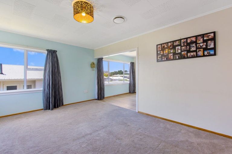 Photo of property in 14 Rospeath Crescent, Spotswood, New Plymouth, 4310